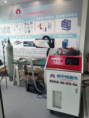 2KW 3段階手持ち型レーザーの溶接工15m IEC力のロボット