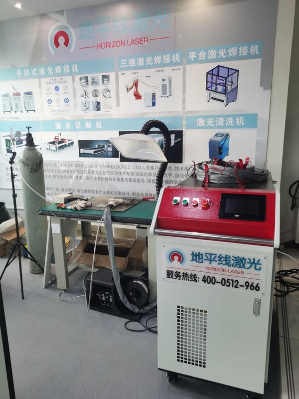 2KW 3段階手持ち型レーザーの溶接工15m IEC力のロボット