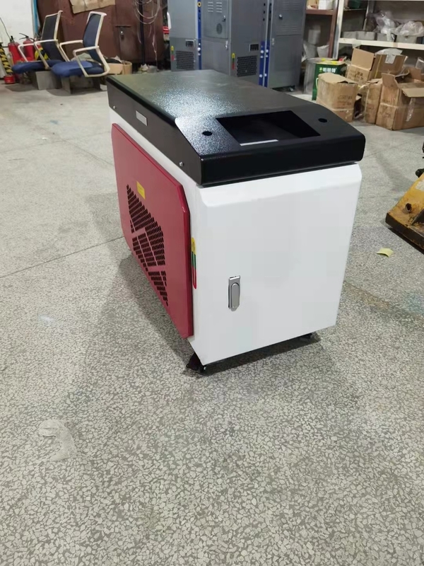 半分の重量金属のための自動レーザーの溶接工220V 1500W